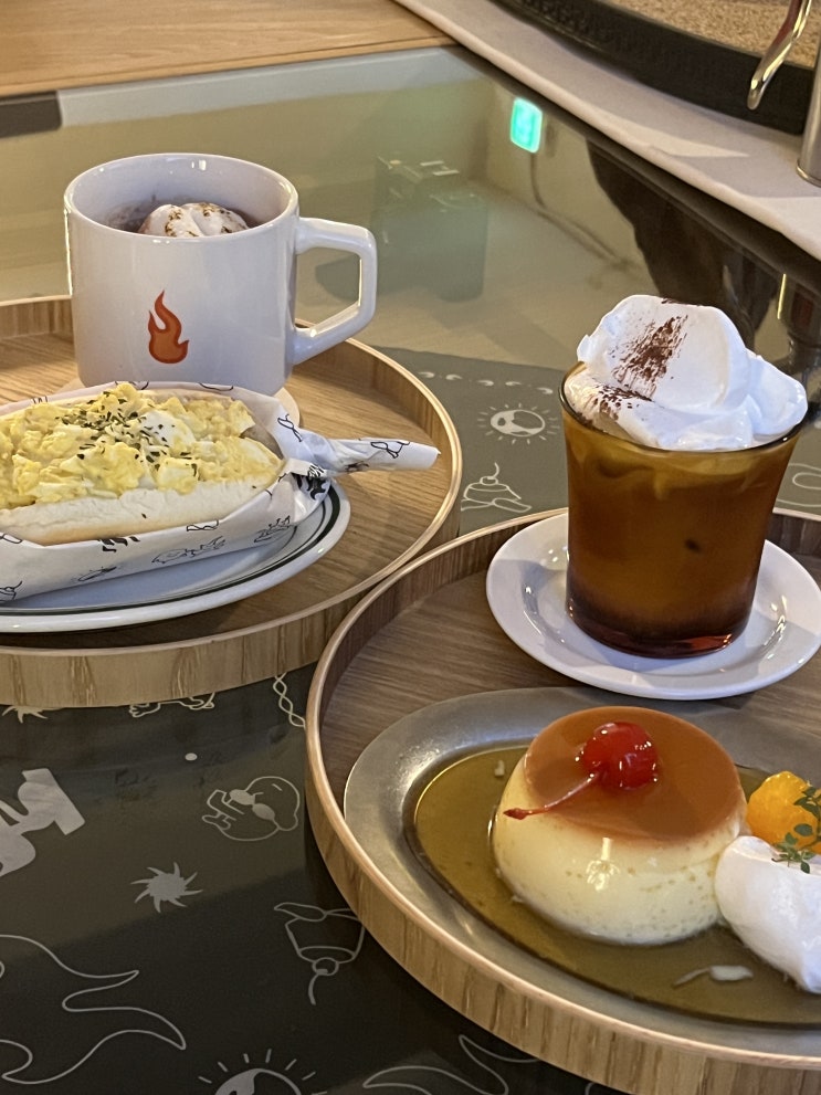  홍대 근처 상수카페 시나몬향이 솔솔나는 독특한 핫초코와 크림커피가 정말 맛있었던 홍대푸딩 맛집이자 분위기좋은 상수역카페 이네크 INNEQ