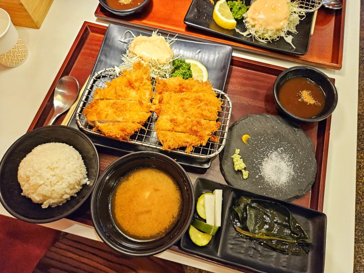 부산 남포동 돈까스맛집 톤블랙텐뿌라나인 돈카츠를 명이나물과 함께 부산 남포동 돈까스맛집 톤블랙텐뿌라나인 돈카츠를 명이나물과 함께