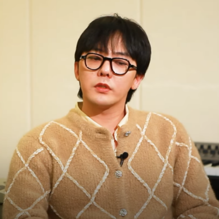  지드래곤 인터뷰 패션 가디건 안경 정보