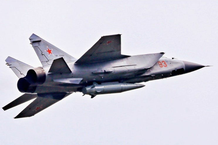 <b>김정은 시찰</b>한 Kh-47M2 Kinzhal 극초음속 미사일 장착 Mig-31