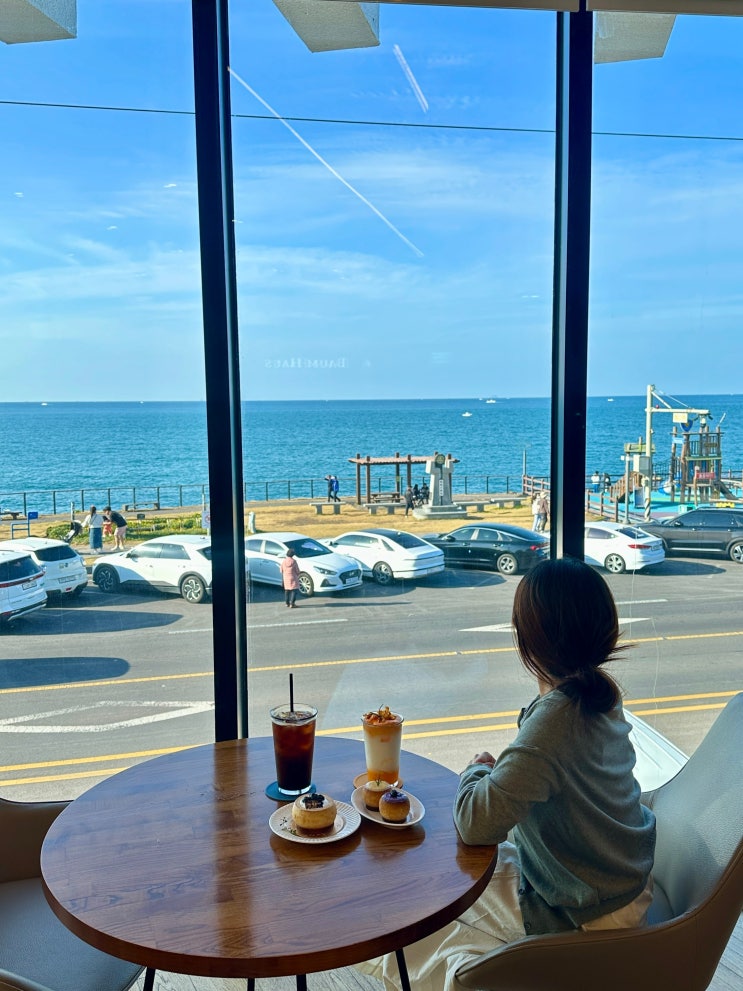 제주 공항 근처 오션뷰 용담해안도로카페 타르트 디저트 바움하우스