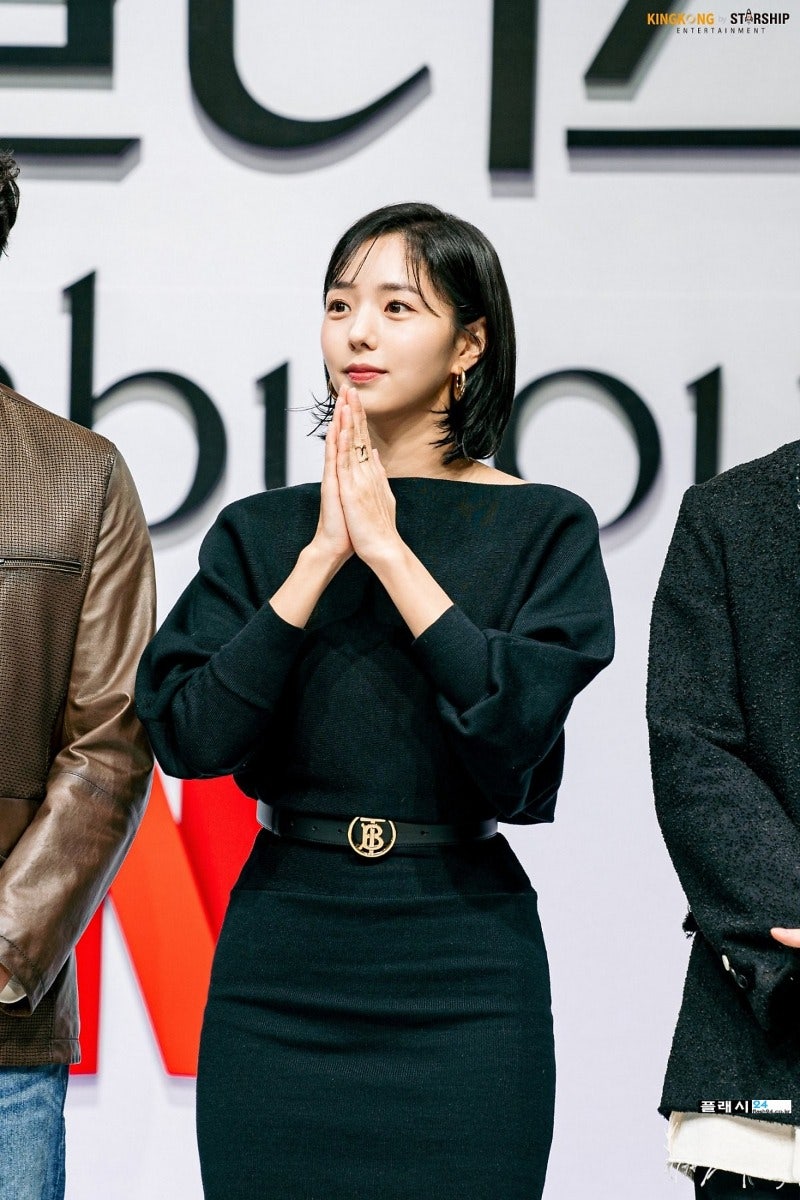 채수빈 골반이 빛나는 블랙 원피스