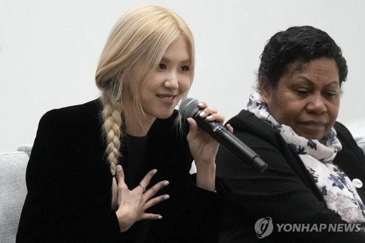 블랙핑크 로제, APEC 정상 부인들에게 "정신적으로 힘들땐 대화가 중요" 블랙핑크 로제, APEC 정상 부인들에게 "정신적으로 힘들땐 대화가 중요"