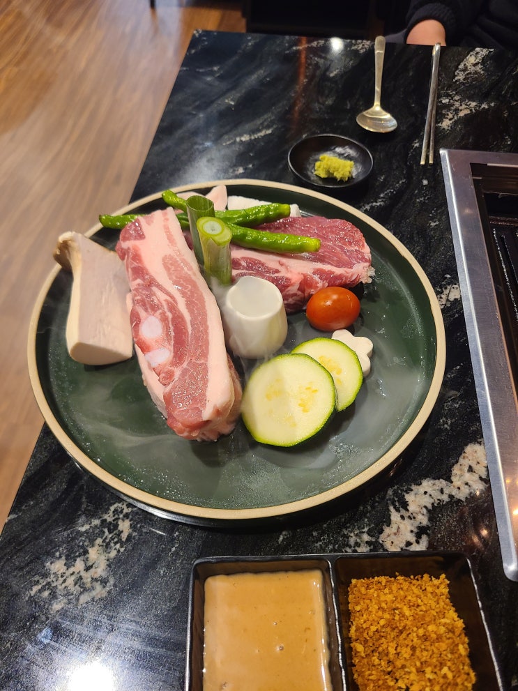  드디어 우장산에 등장!! 쯔양이 추천한 숙성 얼룩 돼지 고기 맛집 - 마장동 김씨 우장산점