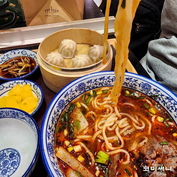 강남 신세계백화점 지하 식품관 맛집 샤오바오우육면 얼큰한 사골 베이스의 우육면 맛집!