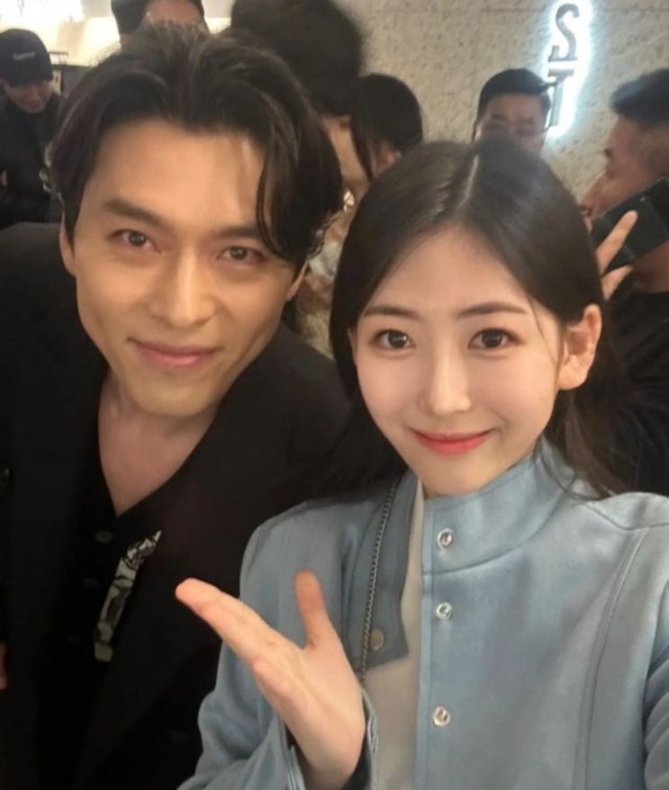 <연예가핫이슈> 박민하, 폭풍성장해서 현빈과 재회했네..꼬꼬마의 성장에 더 깊어진 보조개 미소 <연예가핫이슈> 박민하, 폭풍성장해서 현빈과 재회했네..꼬꼬마의 성장에 더 깊어진 보조개 미소