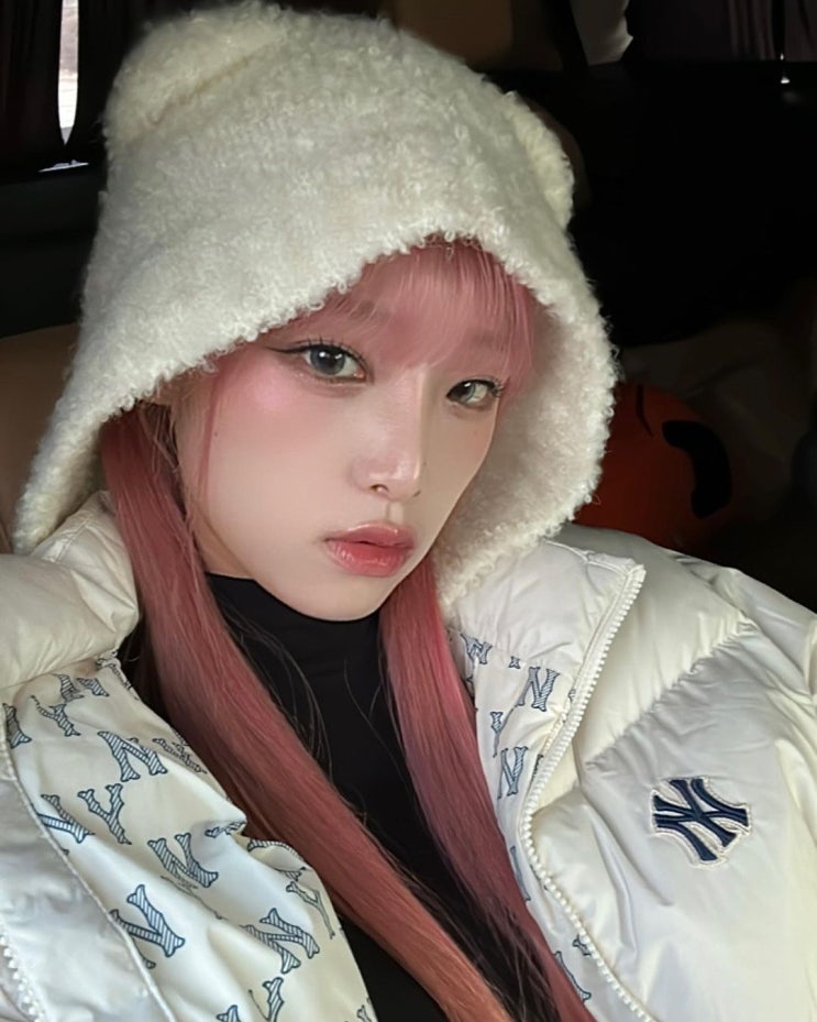 최예나, '인어공주' 존 머스크 감독과 다정한 투샷...러블리 사인까지 최예나, '인어공주' 존 머스크 감독과 다정한 투샷...러블리 사인까지