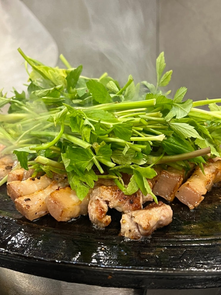  강남 신사동맛집: 솥뚜껑 삼겹살에 소주 한 잔 어때요? 목구멍 가로수길점