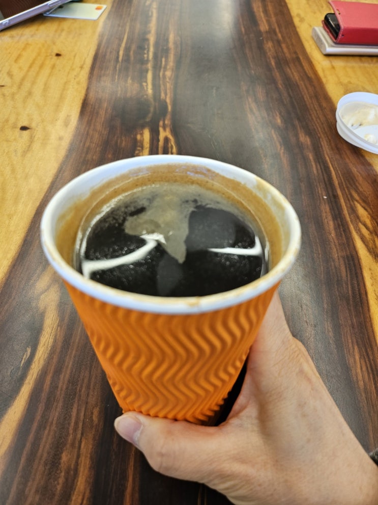  쌀쌀한 날에 커피한잔
