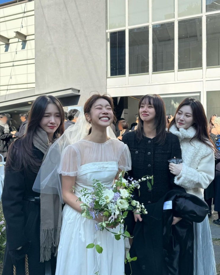 혜리, 걸스데이 소진이동하 결혼식 축사..."햇살 같은 언니" 눈물 보여 혜리, 걸스데이 소진이동하 결혼식 축사..."햇살 같은 언니" 눈물 보여