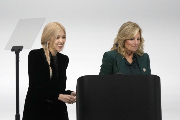 이야기하다_미국 <b>바이든 여사</b>의 APEC 정상회의 배우자를 위한... 