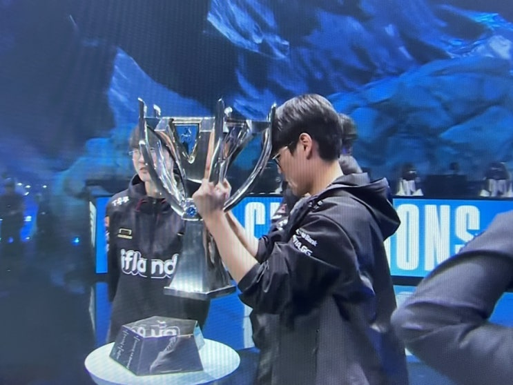  2023 LoL 월드 챔피언십 롤드컵 한국 우승 인터뷰 T1 vs WBG MVP 우승팀 상금 광화문 CGV 오너 페이커 제우스 케리아 구마유시 트로피 중국다운 소환사의컵 하이라이트
