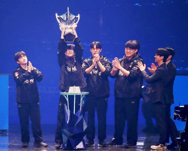 게임 <b>유튜브</b> 인터뷰 안 나갔던 윤 대통령, T1 롤드컵 <b>우승</b> 축전