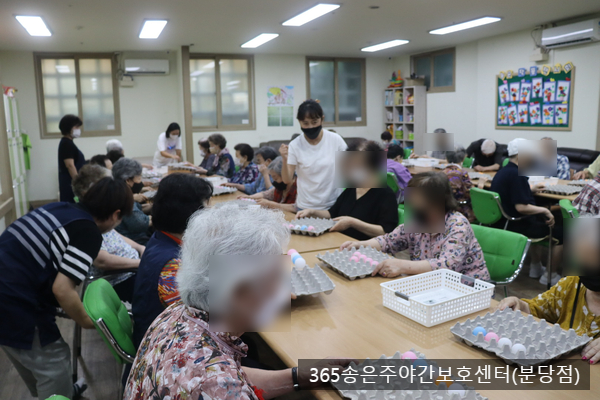  성남주간보호센터(365송은주야간보호센터 분당점) 탁구공 옮기기(신체활동)사진-2023.08.30 성남분당 단기보호