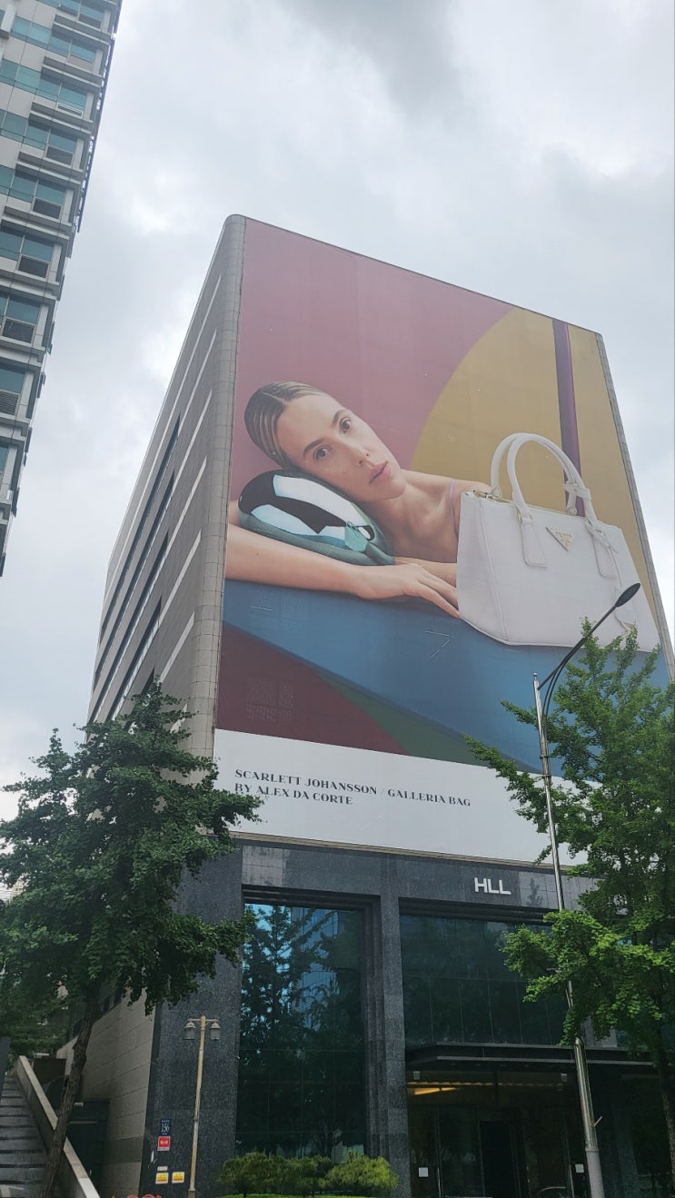  프라다 외벽 현수막