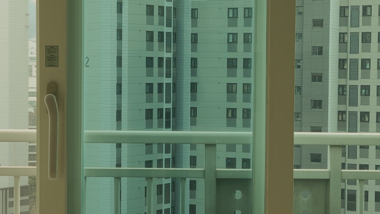  확장한 거실에 LG샤시를 이 가격에? 하부몰딩까지