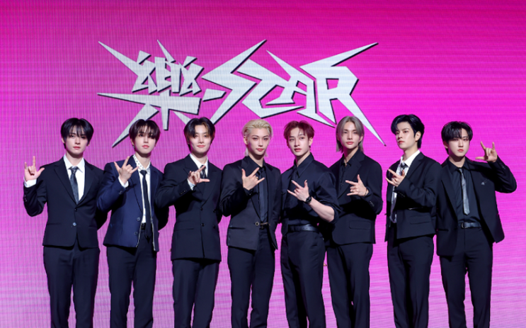 <b>스트레이</b> 키즈, 美 '빌보드 200' 4연속 <b>1위</b>, '락스타' 22만... 