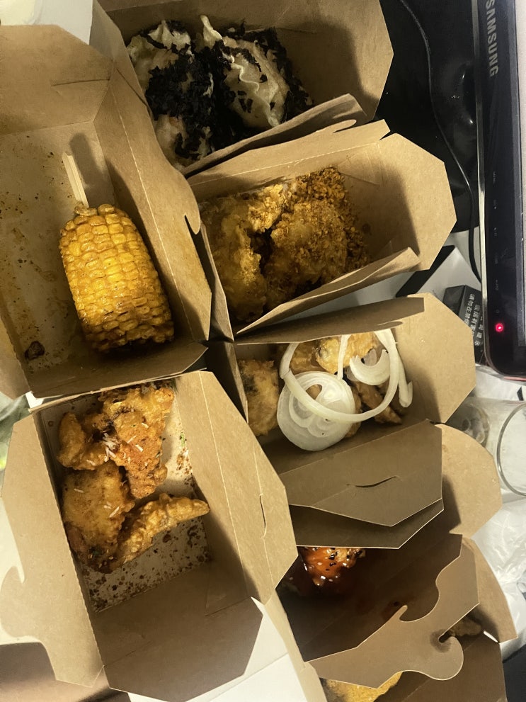  역시 야식은 치킨~ 딸이랑 몬헌 하면서~ 치맥