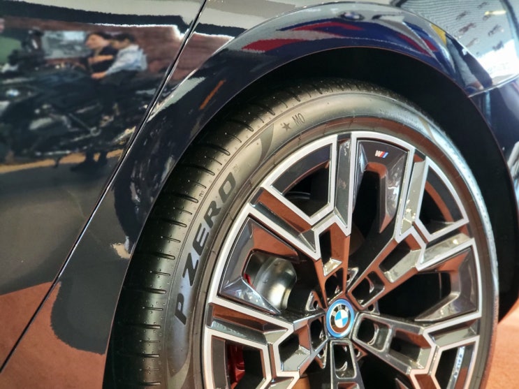  BMW 드라이빙 센터 방문. 전기차 i5 OE 타이어 구경