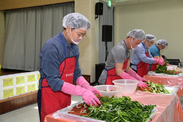 광주김치타운에서 2023 빛고을 사랑나눔 김장대전 개막..1만포기 김장 담그기 도전