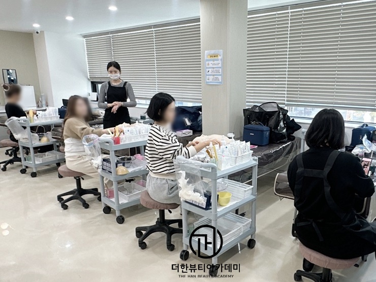  피부 국가자격증에서부터 실무과정까지 탄탄하게 실력쌓고 성공적인 창업 함께 이루세요 !