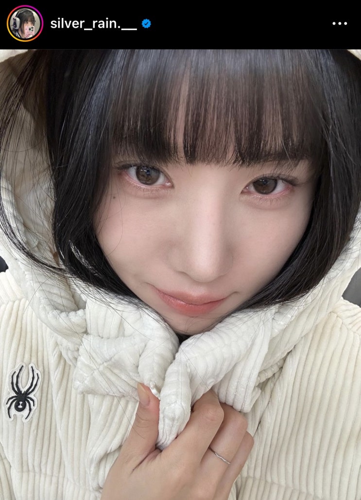  가슴 큰 여자 연예인 원탑 권은비 스파이더 롱 패딩 레깅스 및 엄브로 코디