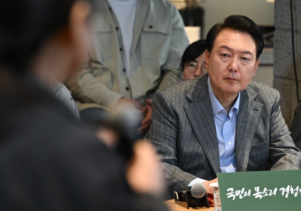 尹<b>대통령</b>, ‘<b>탄핵 압박</b>’ 맞서 ‘국회 해산권’ 만지작?... 