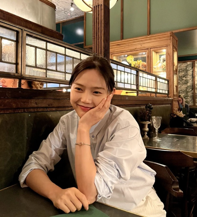  30대 여성 오피스룩에 함께하기 좋은 아미(AMI) 블루 셔츠 코디 추천 w. 러블리즈 효정