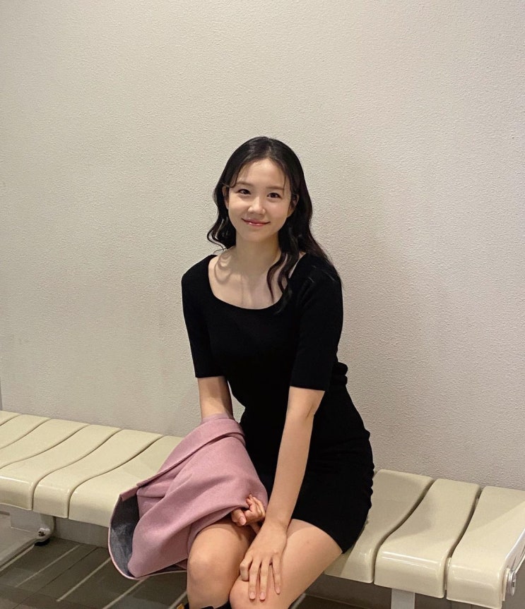 장예원 아나운서, 치마가 너무 너무 짧은거 아냐?...반묶음 머리로 풋풋한 소녀美 장예원 아나운서, 치마가 너무 너무 짧은거 아냐?...반묶음 머리로 풋풋한 소녀美