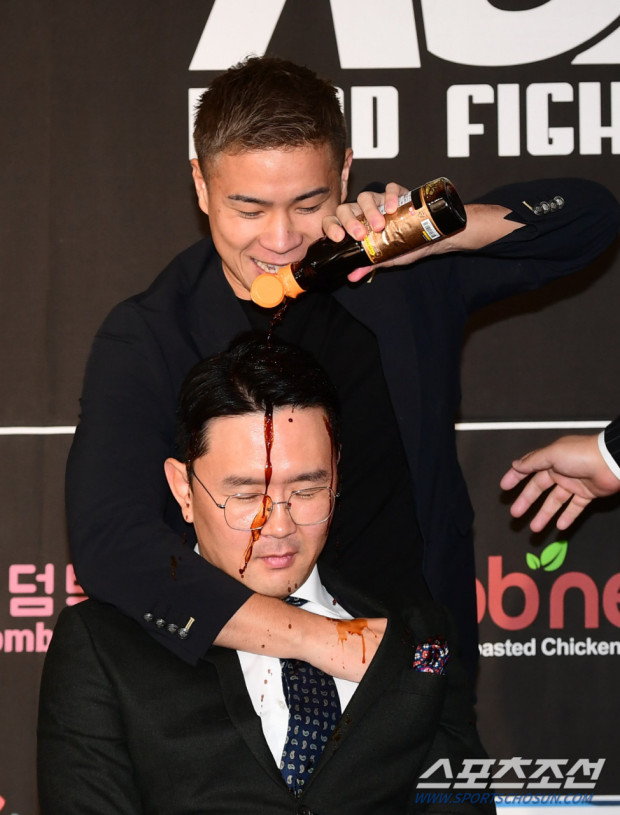 日 파이터 <b>쇼유 니키</b> 에게 간장 테러 당한 <b>윤형빈</b> 경기 날에... 