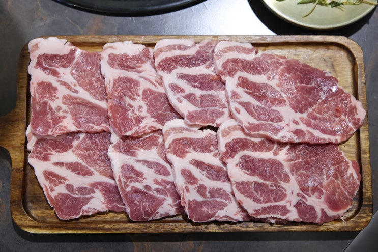  가성비 넘치는 돼지고기 너비목살 방이동맛집 송돝