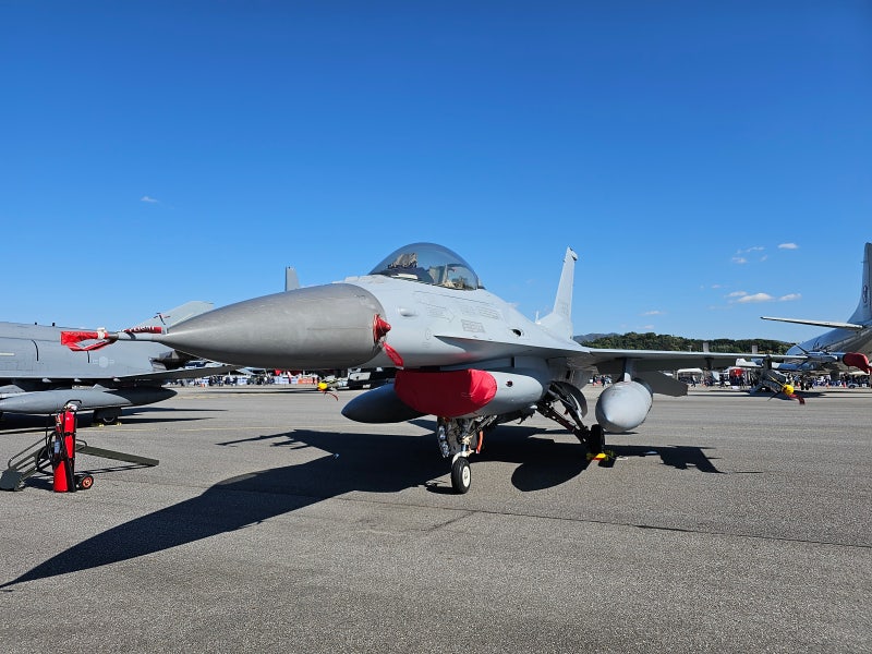 한국 공군 최초 현대식 주력 전투기 F-16 PBU 직접 살펴보니 개량형 F-16 PB 블록 32 업그레이드