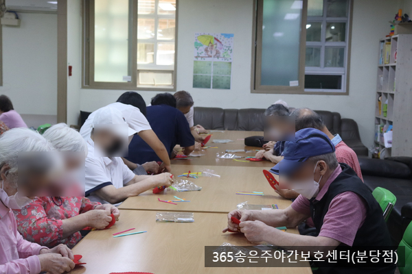  성남주야간·단기보호센터(365송은주야간보호센터 분당점) 사랑 가득 하트 채우기(미술활동)사진-2023.08.31 분당단기보호센터