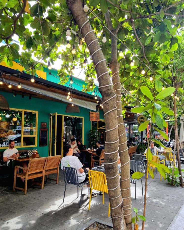  미케비치 반미 카페 푸릇푸릇한 음반미 Ùmm Banh Mi & Cafe