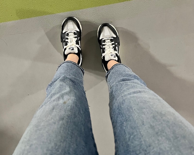 정유미 나이키 줌 보메로5 울프그레이