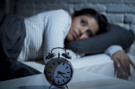 불면증 해결 치료 극복 방법 잠 잘 자는 방법 무거운 이불 덮자
