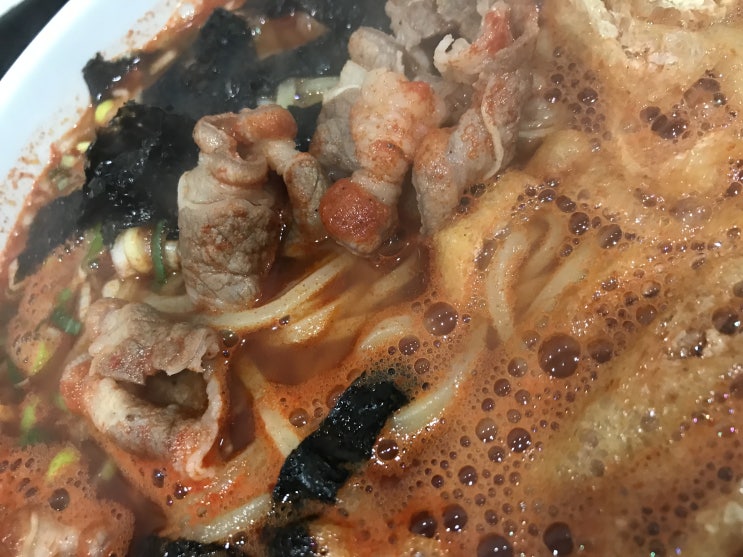  귀멸의 칼날 상급귀 수준의 모기 2마리 출현.. 한 마리는 피와 함께 처리했으나 나머지의 행방은 묘연. 음악 요란하게 듣는 법. 전구가 15,000원ㅋㅋ(가마치,우동 콤보 발동)