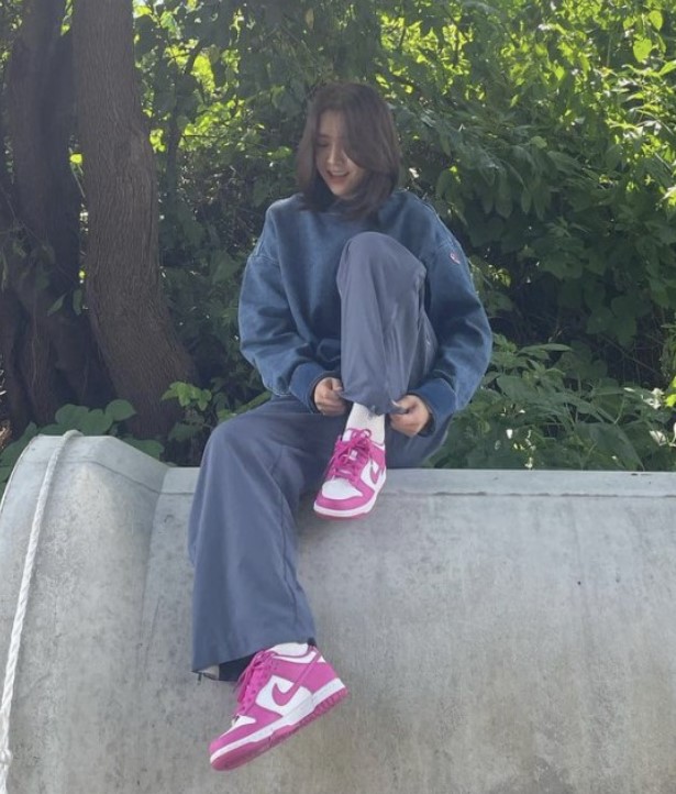  농구화로 나왔지만 나이키의 인기 운동화로 시리즈로 거듭난 덩크 로우 푸시아 여성 신발 추천 w. 김지은