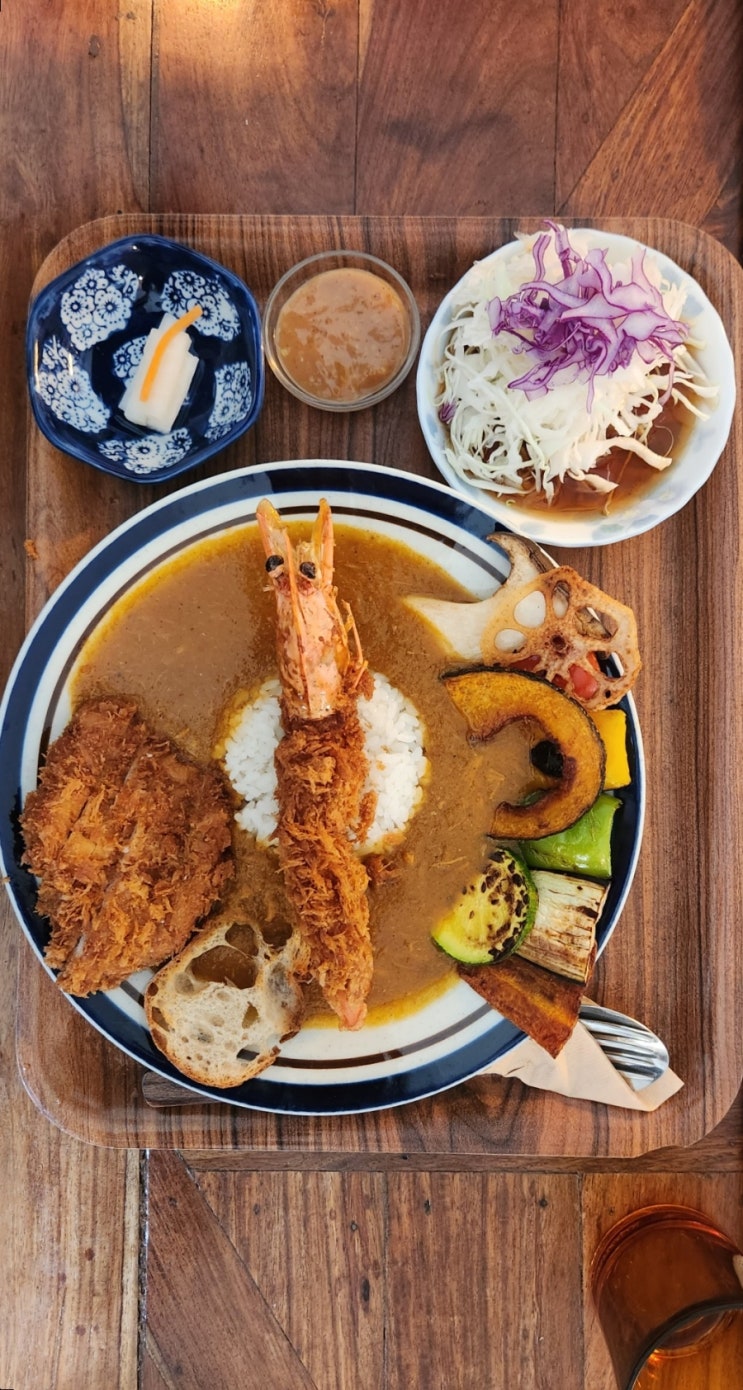 레트로한 분위기에 카레가 맛있는 부산 전포 카페거리 구구식탁