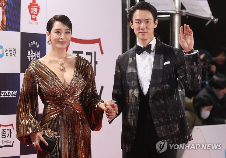 마지막 '청룡 여신' 김혜수, 30년 피날레다운 황금빛 드레스 자태 (+화보) 마지막 '청룡 여신' 김혜수, 30년 피날레다운 황금빛 드레스 자태 (+화보)