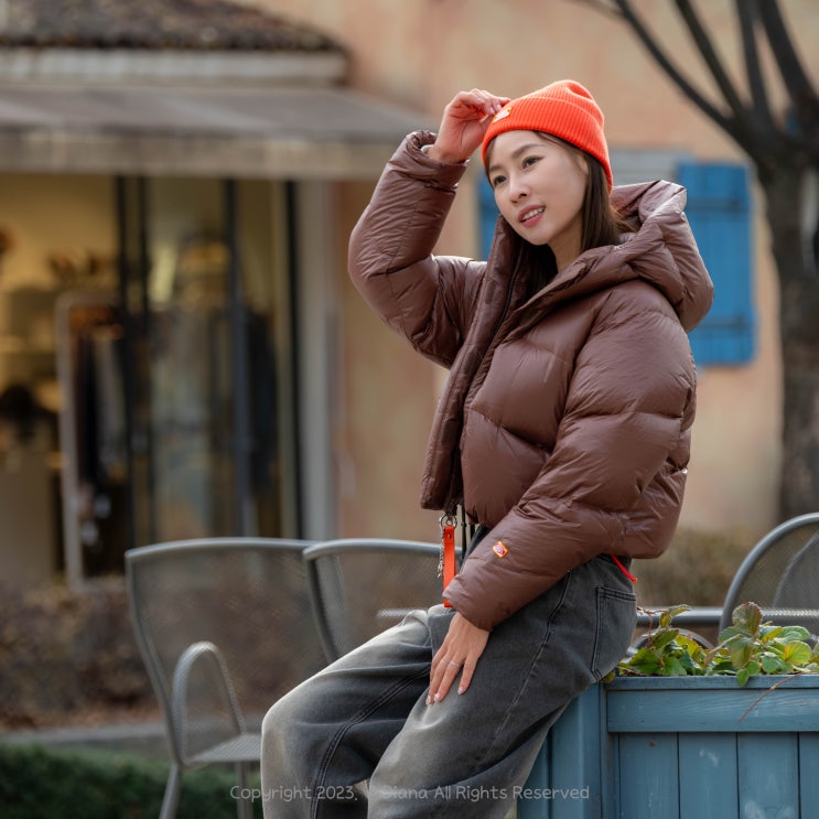 트와이스 지효 겨울 패션 손민수 -  컬러 미 오알 숏패딩 다운자켓 + 비니 코디