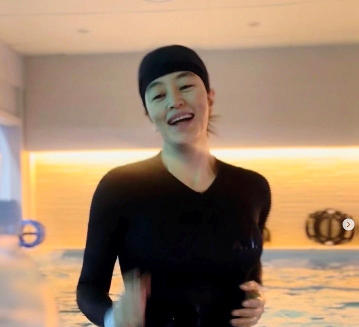 50대 김혜수 건강한 다이어트 운동 아침 조깅 수영 수중 걷기 효과