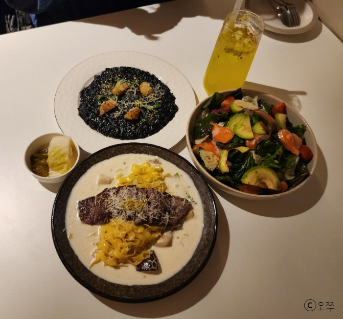  [수원 산본역 맛집] 오퍼스 / 연어 아보카도 샐러드, 한우 스테이크 크림 파스타, 먹물 리조또 추천