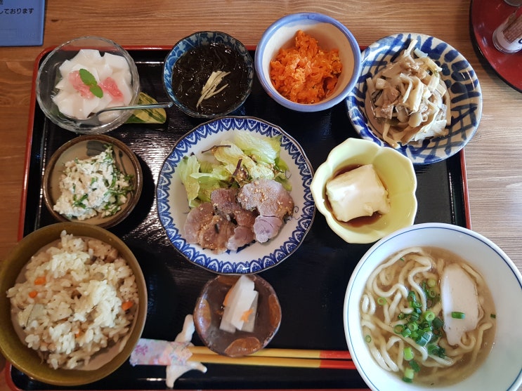  오키나와 현지 로컬 소바 음식점! 전통 가옥 가정식의 맛을 느낄 수 있는 Makabechina