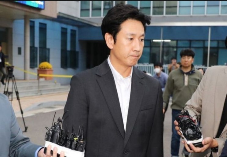 <연예가핫이슈> 이선균 겨드랑이 털도 마약 '음성' 꼬여가는 경찰 수사 <연예가핫이슈> 이선균 겨드랑이 털도 마약 '음성' 꼬여가는 경찰 수사