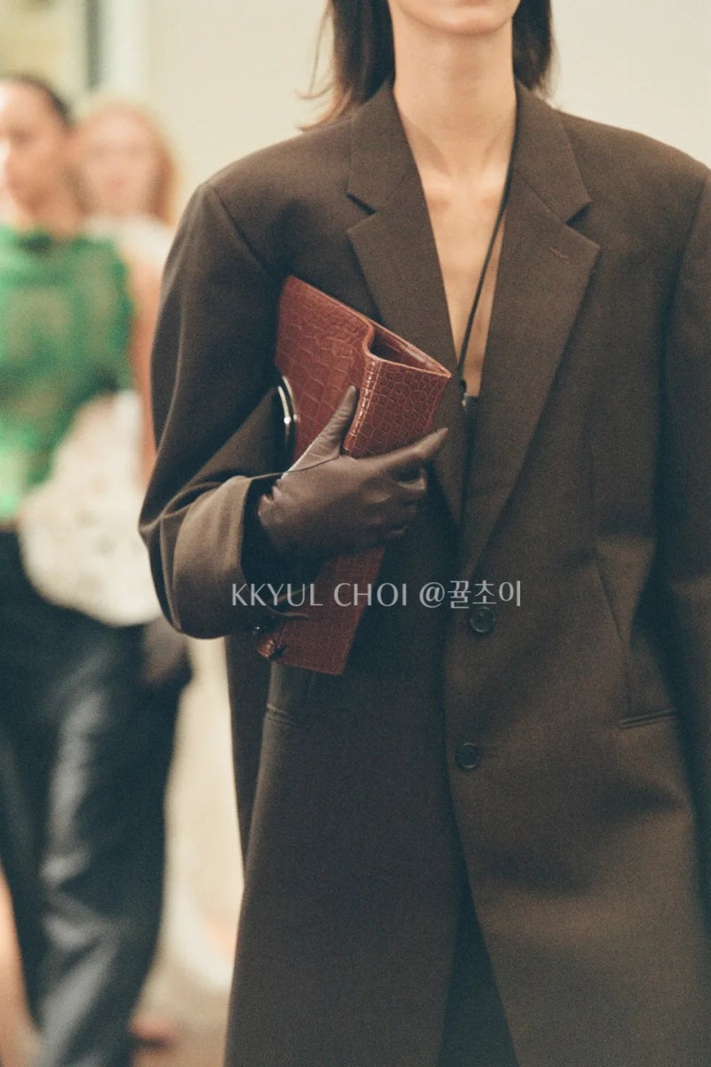 더 로우 The row 패션브랜드이야기, 올드머니와 조용한 럭셔리 트렌드 : 네이버 블로그, image size:800x1200