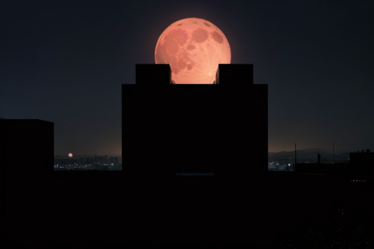 [Ai Greem] 배경_달 172: 도시 속 붉은 달 관련 AI 무료 이미지