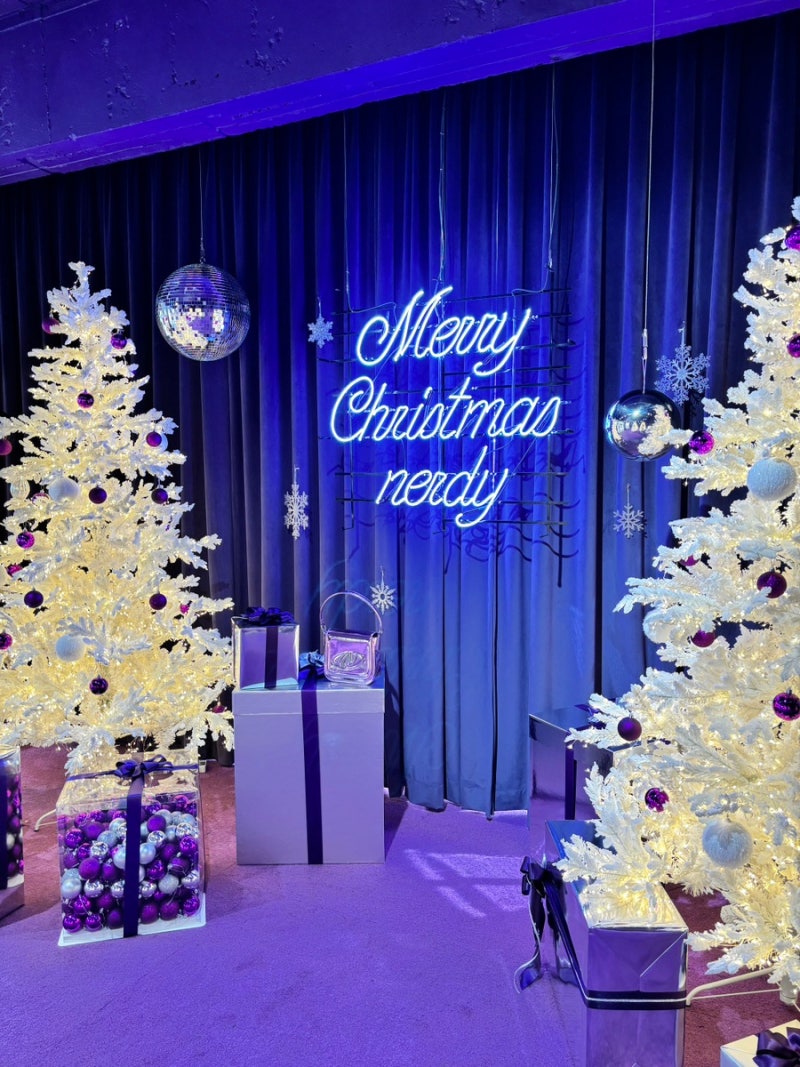 실버 선물상자로 장식한 크리스마스 트리밑 장식, 매장 디스플레이 - NERDY(널디) 팝업스토어 홍대점 : 네이버 블로그, image size:800x1067