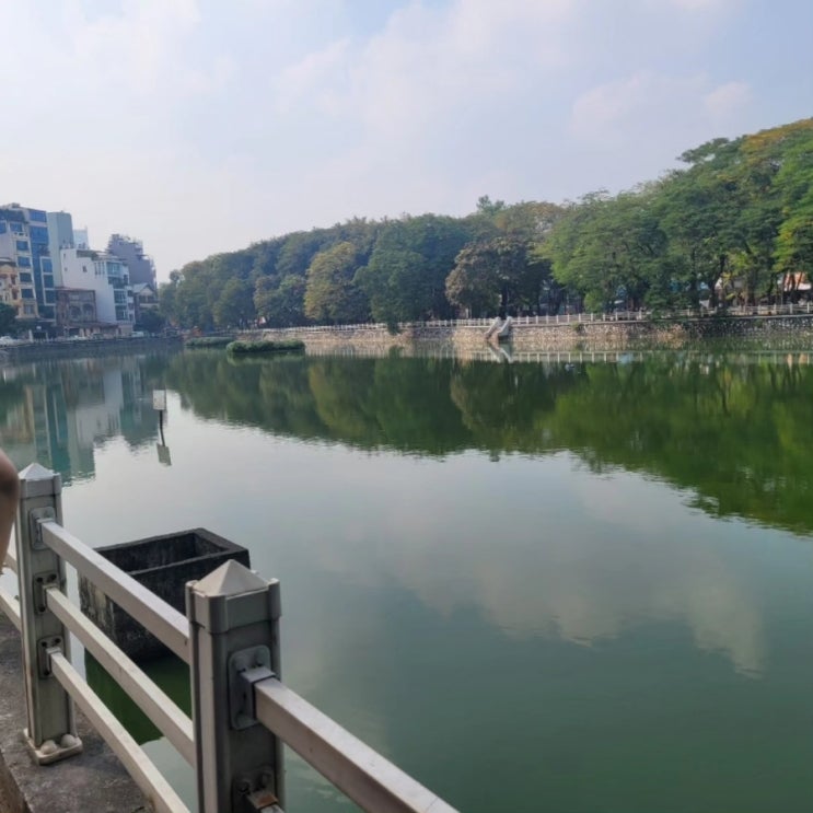 베트남 하노이의 호수는 주거용 배수로 인해 녹조류로 덮여 있습니다. 이를 개선하기 위해 Pure O2 고농도 이산화염소 액상을 첨가하여 개선합니다. 베트남 IEAC와의 MOU계약.