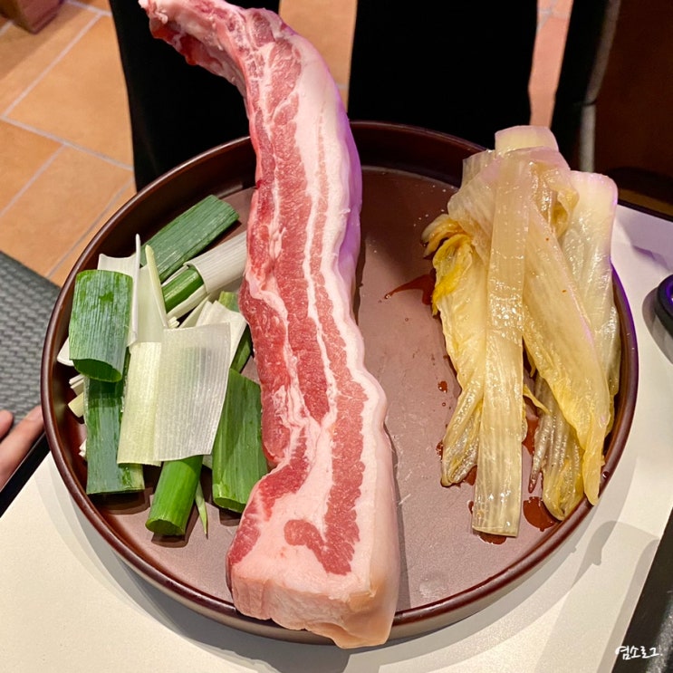  홍대 맛집 서울시즐겁구맛있타운 구워주는 고기집